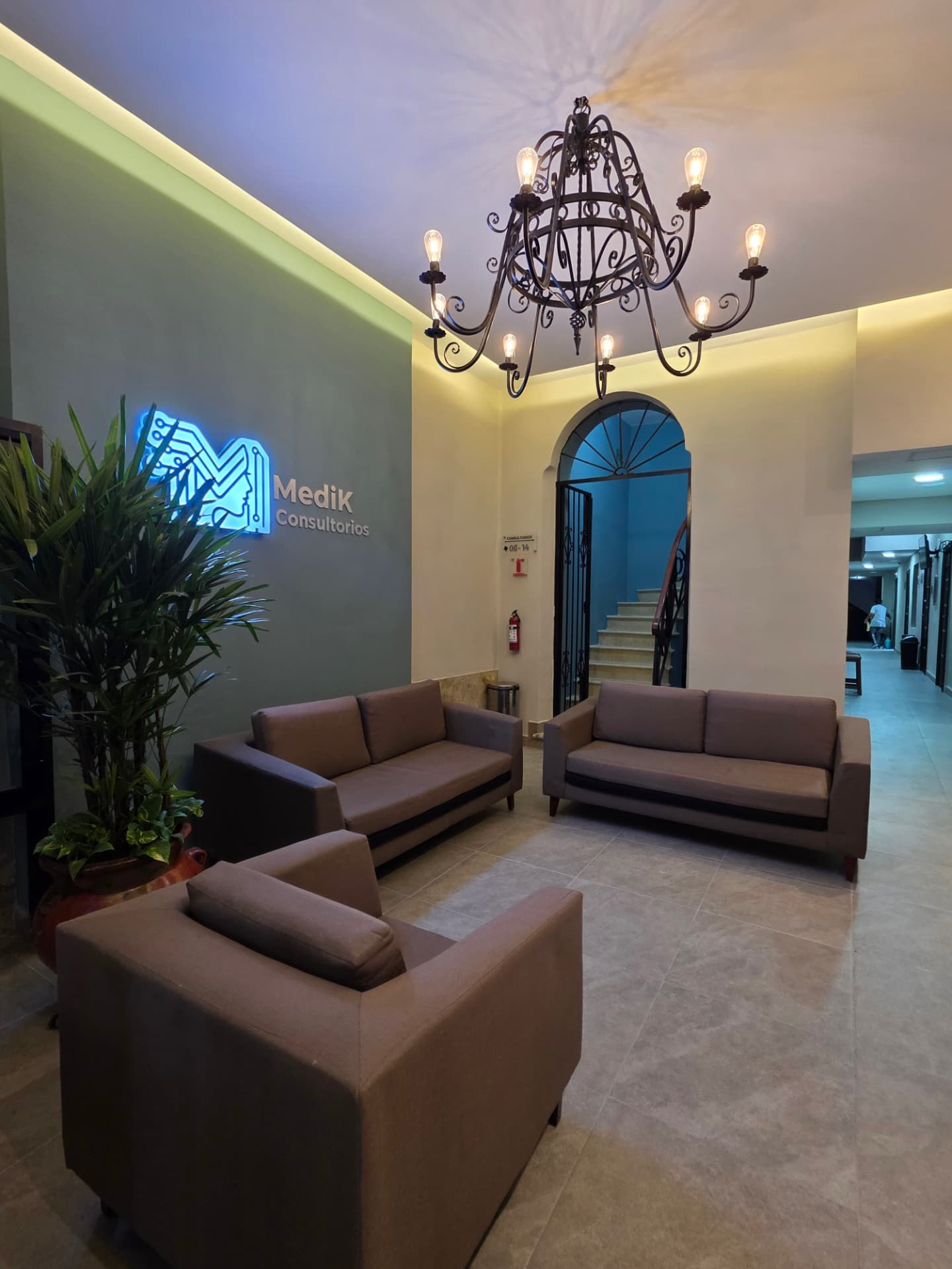 Sala de espera de MédiK Consultorios con sillones y señalización de consultorios