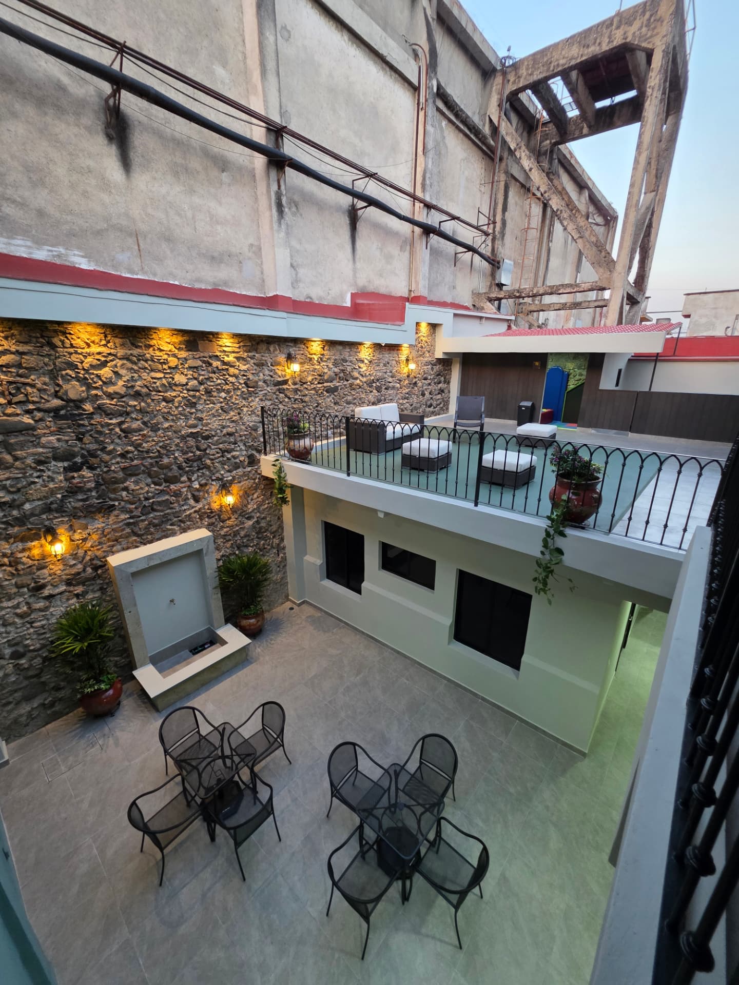 Vista del patio interior desde el nivel alto